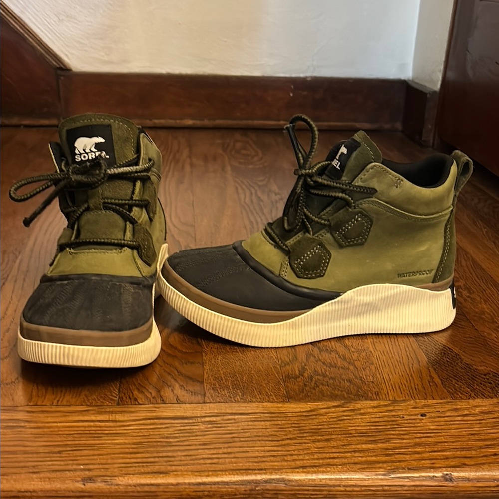 Sorel Olive and Black High-Top Boots